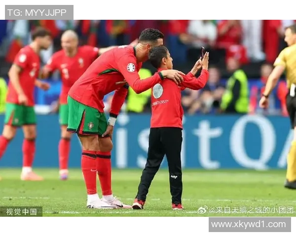 篮球与足球明星齐聚一堂的卡通合照展现运动魅力与友谊的精彩瞬间 篮球与足球明星齐聚一堂的卡通合照展现运动魅力与友谊的精彩瞬间